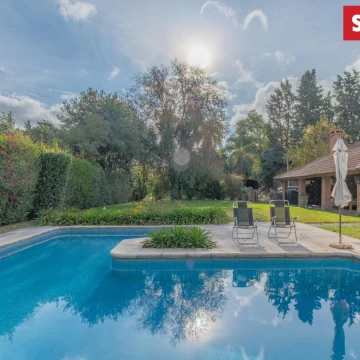 Mapuche CC venta o alquiler,  casa en una planta, 4 cuartos, escritorio, galería. Piscina.