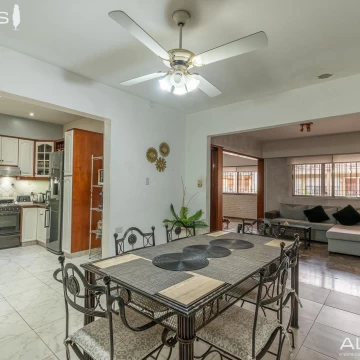 VENTA CASA DE 5 AMBIENTES EN HAEDO