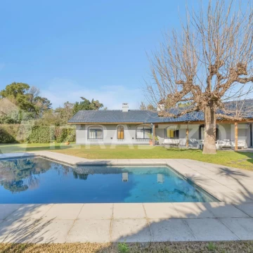 Casa  en Venta en   exclusiva en Los Lagartos de tres cuartos y doble lote