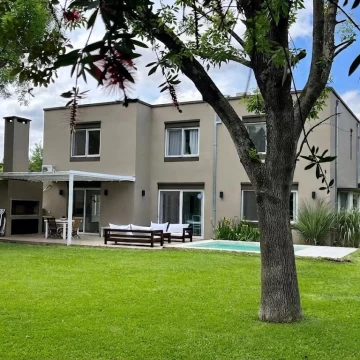 Venta - Casa 3 dormitorios con  jardin y  pileta en Los Cardales Country Club