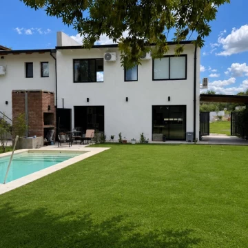 Casa en venta de 2 dormitorios, con patio pileta y parrillero, Funes