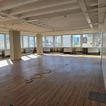 Oficina en Venta -  Piso completo -Torre Olivetti -  Plaza San Martin - Centro.