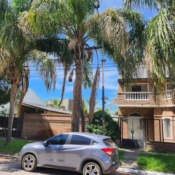 VENTA DE CASA CON 2 TERRENOS EN EL CENTRO DE EZEIZA