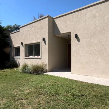 Casa en  Venta o Alquiler Barrio Santa Elena Pilar del Este