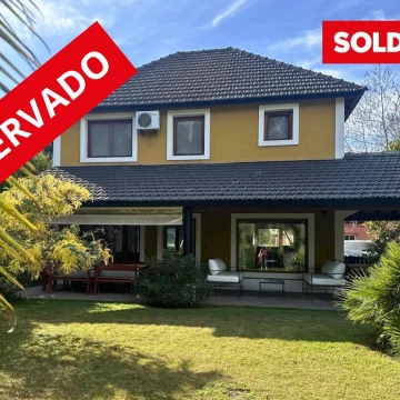 Casa en venta en exclusiva, 3 cuartos, dependencia. Piscina, jardin. Impecable