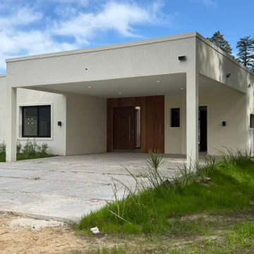 Casa de 4 ambientes a estrenar en lujan con piscina