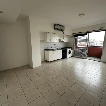 DEPARTAMENTO 2 AMBIENTES CON BALCON AL FRENTE EN LANUS ESTE