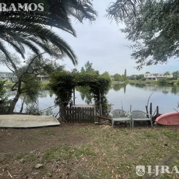 Casa a la laguna en venta en LOS CASTORES