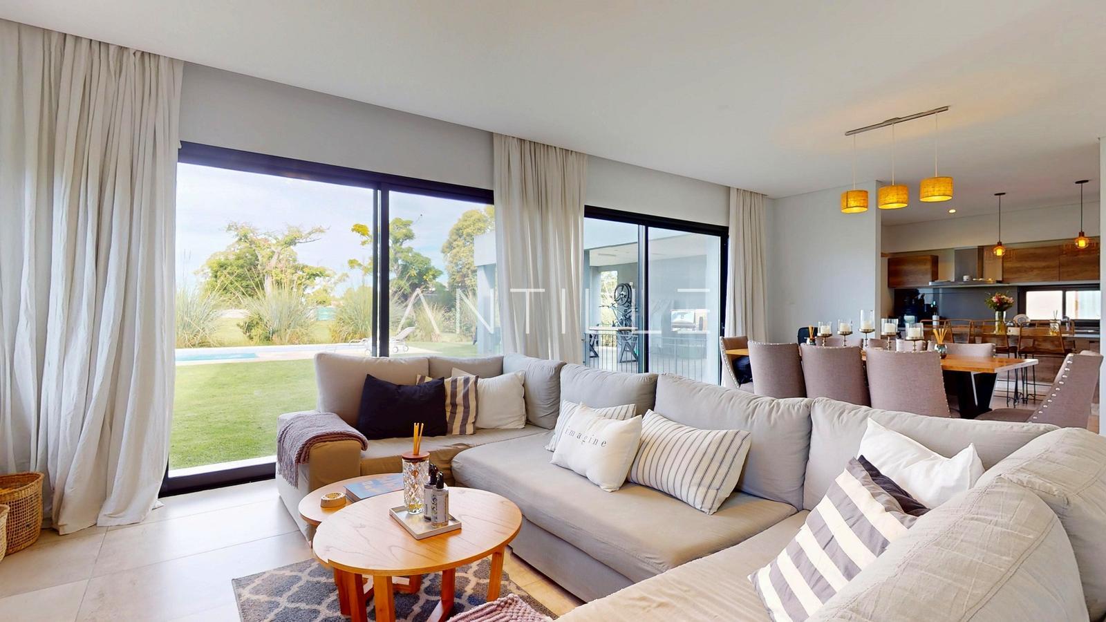 LIVING 2 CASA EN GREENVILLE POLO 