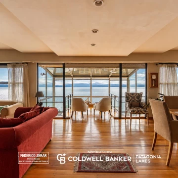 Casa de 4 niveles con plena vista al lago en todos los pisos