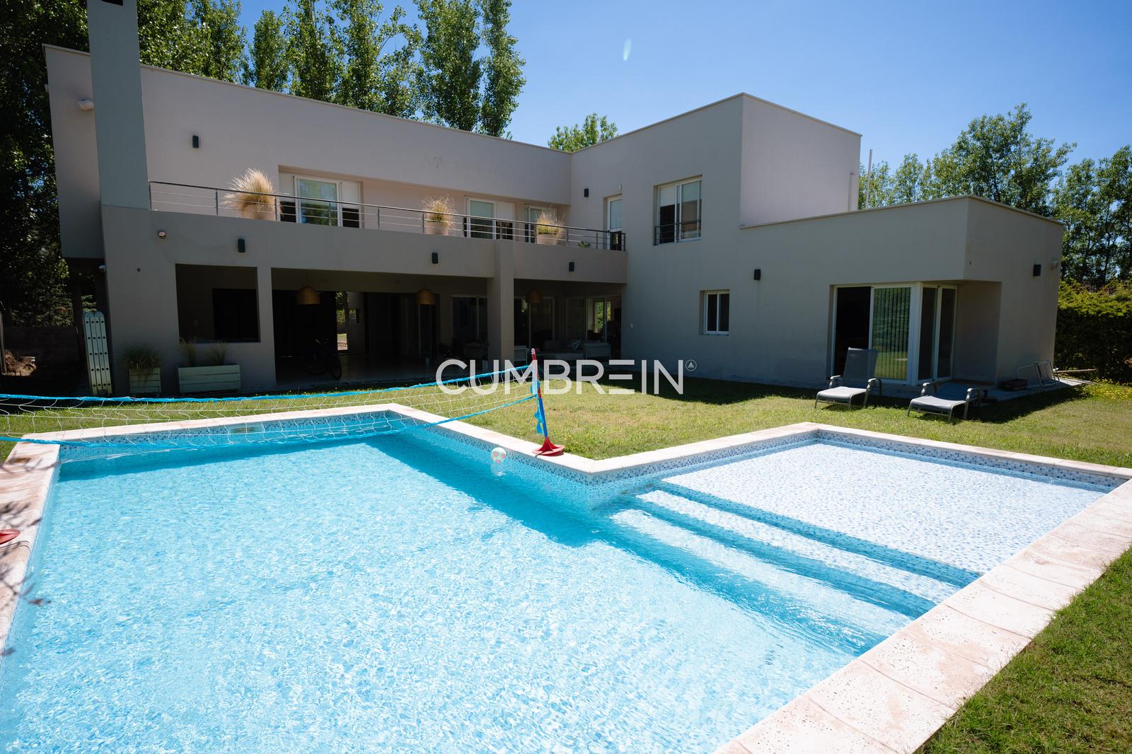 Jardín parquizado con piscina y solárium en casa residencial en San Rafael Mendoza.