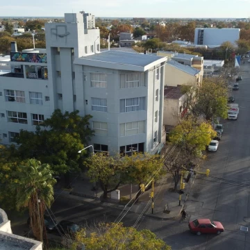 Edificio comercial en esquina de Av. 9 de Julio y Coronel Suarez