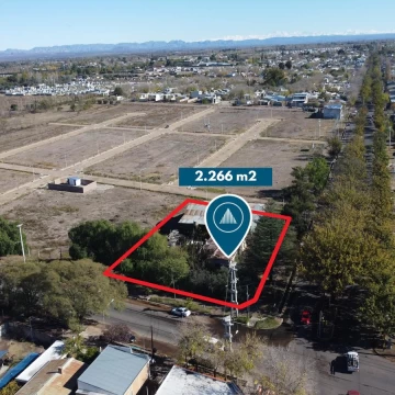 Esquina de Av. Los Sauces y Av. Pedro Vargas - Terreno de 2.266 m2 con galpón