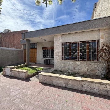 Casa en venta a una cuadra de Av. Hipolito Yrigoyen