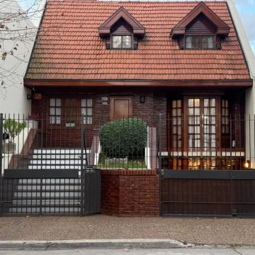 VENTA DE  CASA  4 AMBIENTES  CON PILETA, QUINCHO Y PARRILLA. QUILMES CENTRO
