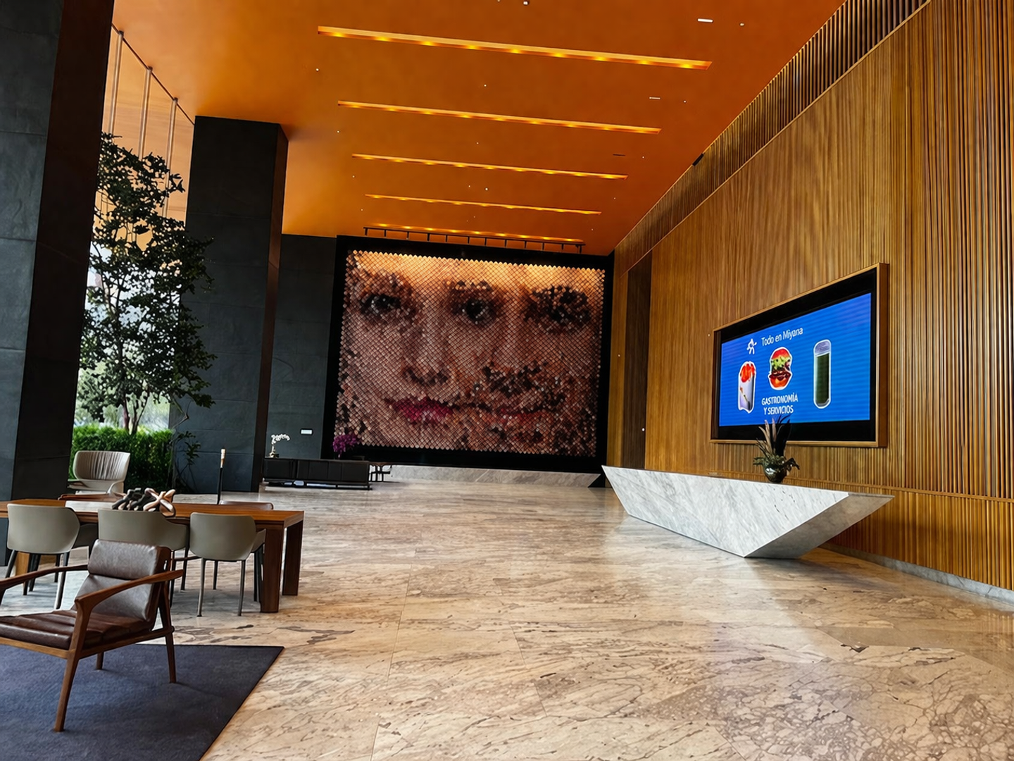 Lobby de lujo con arte y diseño.png