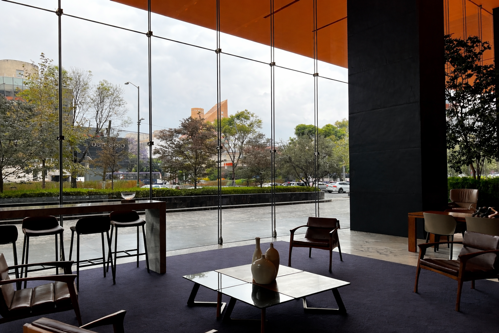 Lobby moderno con vista urbana.png