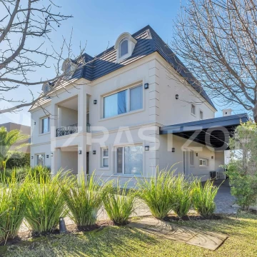 Casa en ALQUILER ANUAL Ayres Plaza -Tres plantas