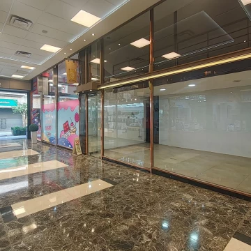 FLORIDA Y CORRIENTES. 5,60 de vidriera a metros de la entrada de Florida de Galeria Central