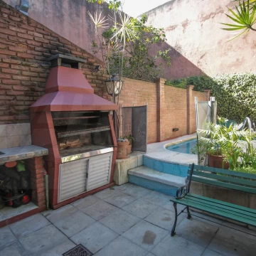 Casa- Triplex de 4 Dormitorios con Pileta, Jardín de Invierno y Cochera en 3 Plantas