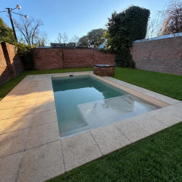 Casa en venta a nueva 3 dormitorios, cochera doble, parilla, patio y pileta, garita 8 Funes