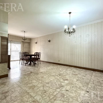 Venta departamento 3 ambientes con baulera y balcón en Recoleta