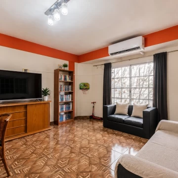 Casa Multifamiliar con local · En Venta · 7 Departamentos · Garaje ·  Terraza grande · Villa Lugano