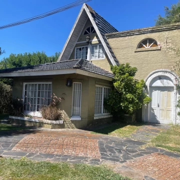VENDE CASA 4 AMBIENTES EN CANNING CON PILETA Y JARDIN BARRIO LOS ROSALES