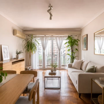 VENTA. 3 AMBIENTES  CON BALCÓN EN VILLA URQUIZA. MUY LUMINOSO Y SILENCIOSO. EDIFICIO REACONDICIONADO.