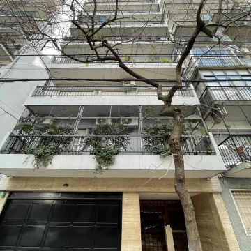Semi piso Aguero y Juncal  4 ambientes con dependencia de servicio  y espacio guardacoche