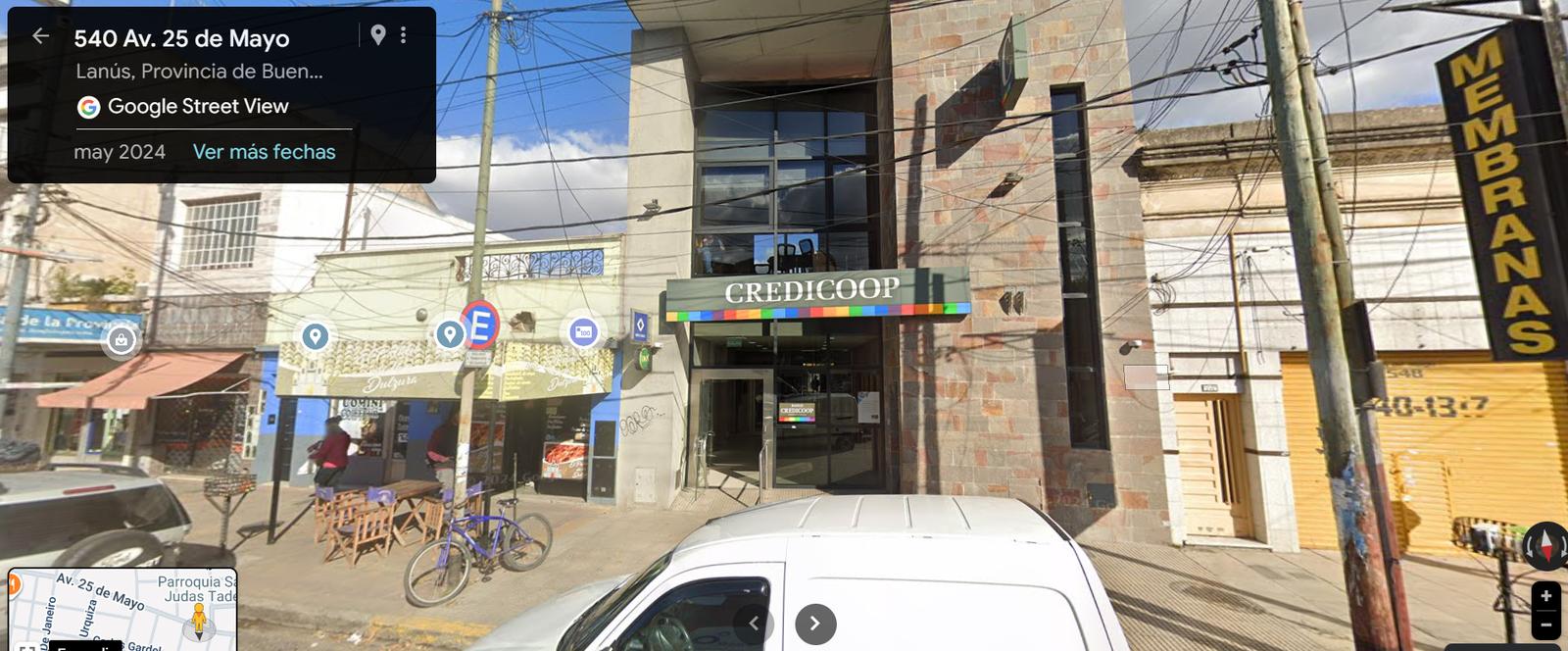 banco frente al Edificio
