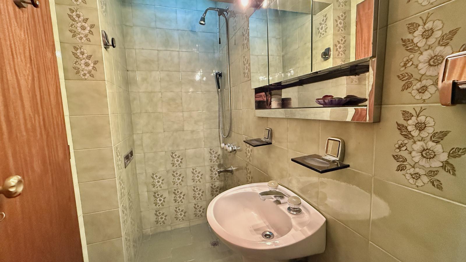 baño con ducha planta baja