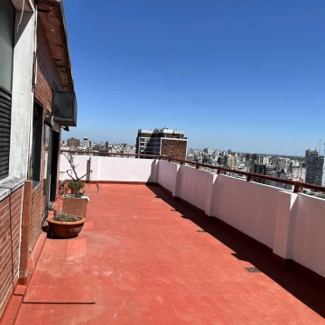 Dúplex a refaccionar con cochera fija y baulera.