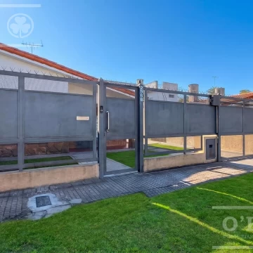 Casa en venta  - Berazategui- Sobre Av  Nestor Kirchner ideal 2 familias
