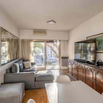 Venta Departamento en Villa Crespo, 4 ambientes con dependencia, patio y balcón corrido.