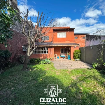 Alfredo Palacios y Av. Peron - Casa de 4 dor con jardin amplio - Venta - Victoria