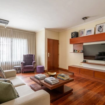 VENTA DÚPLEX DE 4 AMBIENTES CON PATIO Y COCHERA EN MATADEROS