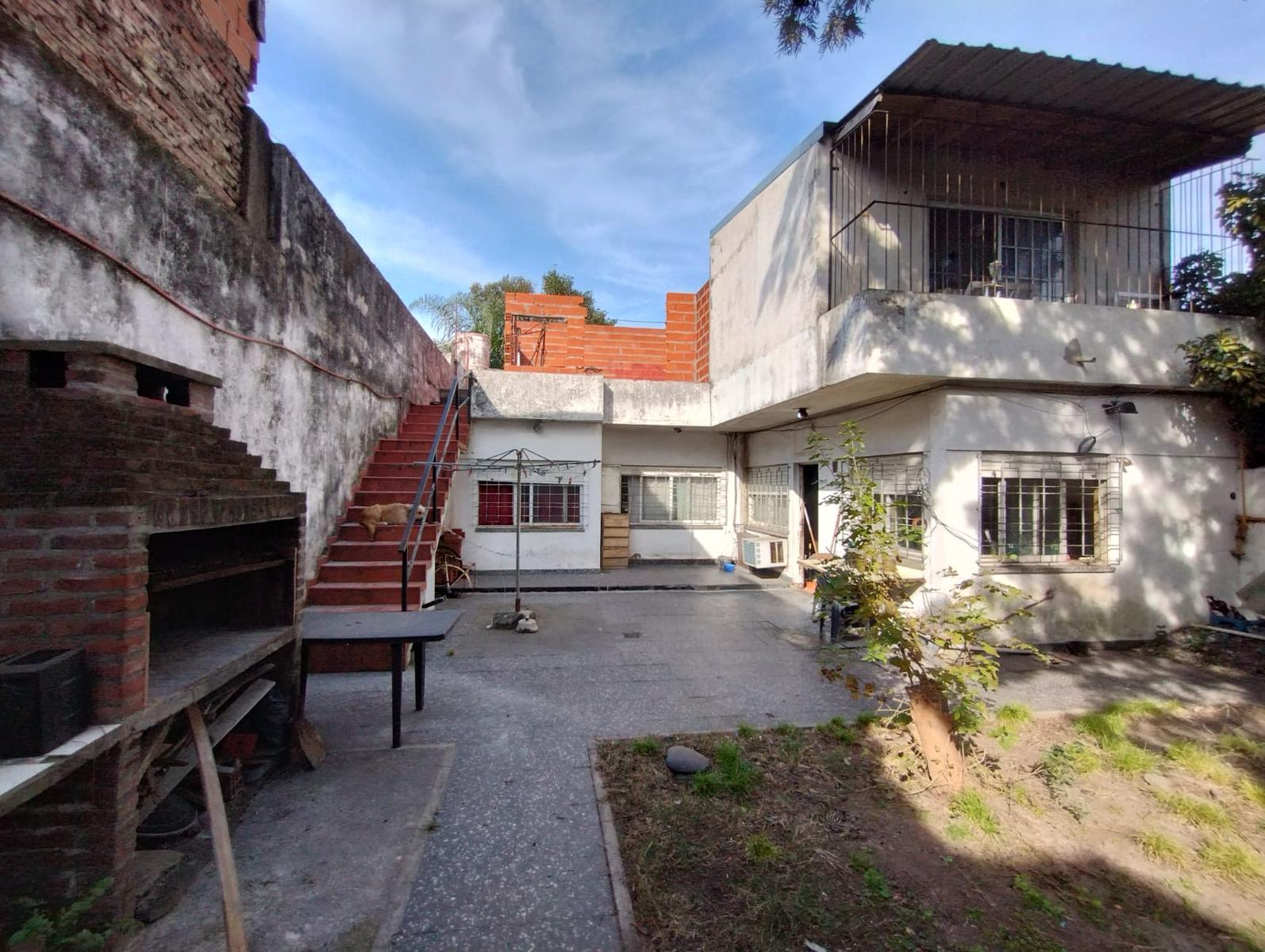 Venta Casa con Gran Patio y Cochera en Quilmes - Principal