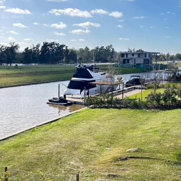 Casa premiun en venta a estrenar con amarra al rio Yacht Nordelta