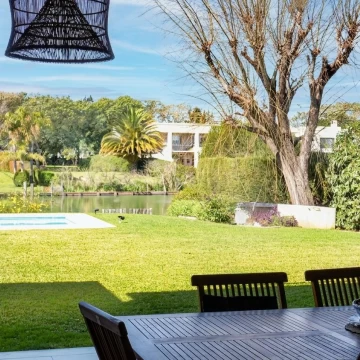 Casa en venta con costa a la laguna, 4 suites, 1 en p.b, ascensor