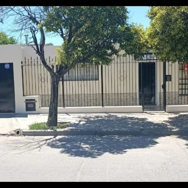 Casa de 2 dormitorios con cochera y excelente ubicación