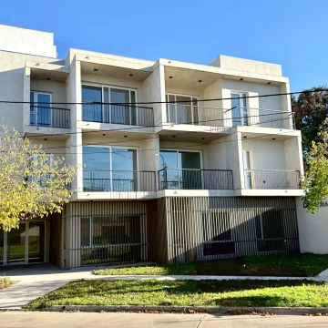 Departamento monoambiente amplio en venta en lujan centro con cochera udaondo 755 las moras II
