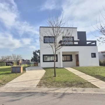Casa en Venta en  Barrio Cerrado San Pablo Pilar. 6 ambientes, jardín y cochera