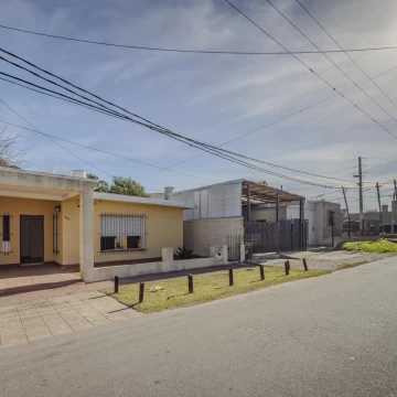 Casa de dos habitaciones y parque a metros de Centenario y Arana VILLA ELISA
