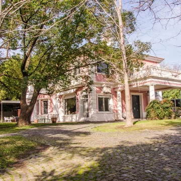 Casa en venta en Martínez. Bº Cerrado El Cortijo. Jardin, pileta, quincho.