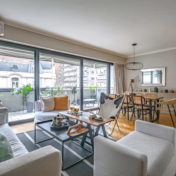 EXCELENTE PISO AL FRENTE CON BALCÓN En RECOLETA – Av. Callao y Las Heras