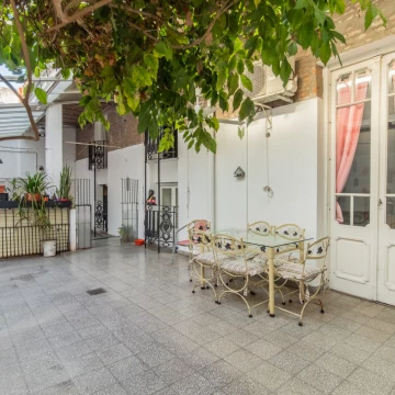 Oportunidad única 5 amb y oficina. 2 baños, garaje, 2 patios, lavadero y terraza.