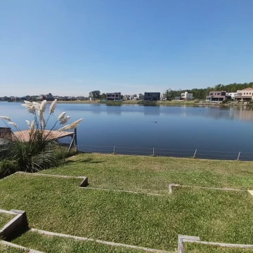 Casa a estrenar en Barrio Cerrado Santa Ana, lote a la laguna con pileta . Villanueva, Tigre.