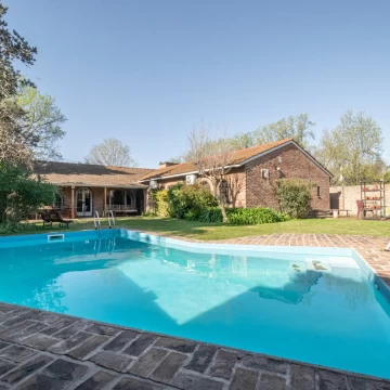 VENTA CASA UNA PLANTA 5 AMB, CON JARDÍN, PILETA, QUINCHO  Y COCHERA EN  SAN ISIDRO