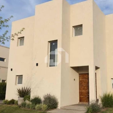 Casa  en Venta en Santa Lucia, Pilar del Este, Pilar